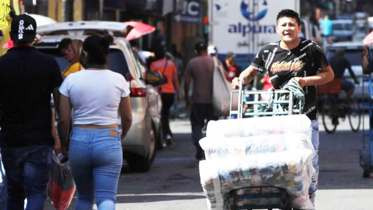 La diferencia en ingresos laborales, mientras que en un empleo formal el ingreso laboral mensual promedio es de $13,011.20, en uno informal se reduce casi a la mitad, ($6,924.5)