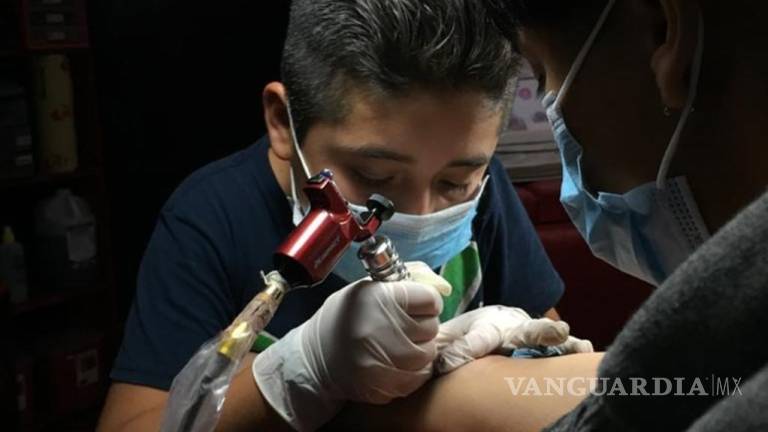A sus 11 años... ¡Brandon ya es el tatuador más joven de México! (video)