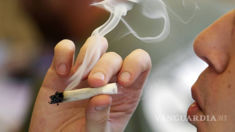Adolescentes de EU consumen 10 veces más marihuana que hace 30 años, según estudio