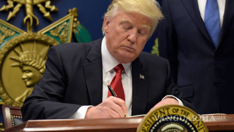Trump firma órdenes ejecutivas sobre anti-terrorismo y fortalecer al Ejército