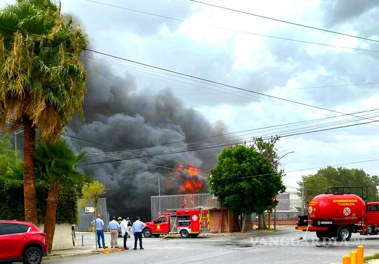 $!Sin control incendio en empresa de la Zona Industrial de Torreón
