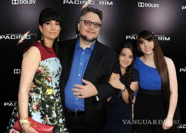 $!Guillermo del Toro junto a Lorenza Newtorn y sus hijas, Marisa y Mariana del Toro. (FOTO: INTERNET)