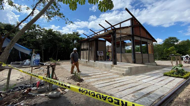 $!Trabajadores construyen viviendas sustentables en el municipio de Palenque en Chiapas, México. EFE/Manuel López
