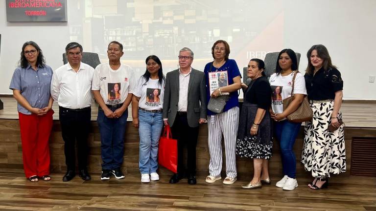 $!El jesuita David Fernández junto a Juan Luis Hernández, rector de la Universidad Iberoamericana Torreón y familias de personas desaparecidas.