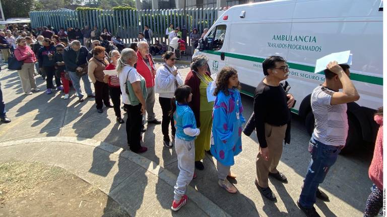 Una mujer que superó el cáncer y requiere de una cirugía plástica reconstructiva de mama tardó casi dos horas en obtener su cita para marzo.