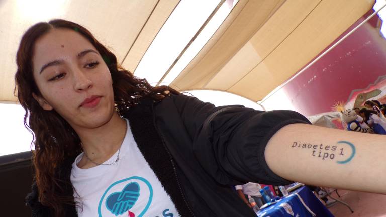 $!Darian Almanza de 24 años, muestra el tatuaje que se hizo en referencia a su condición de diabetes tipo 1 para en caso de tener un accidente.