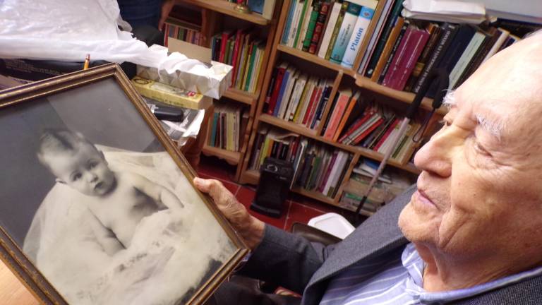 $!Los contrastes de la imagen muestran al profesor Arturo Berrueto admirando un retrato suyo de cuando era bebé.