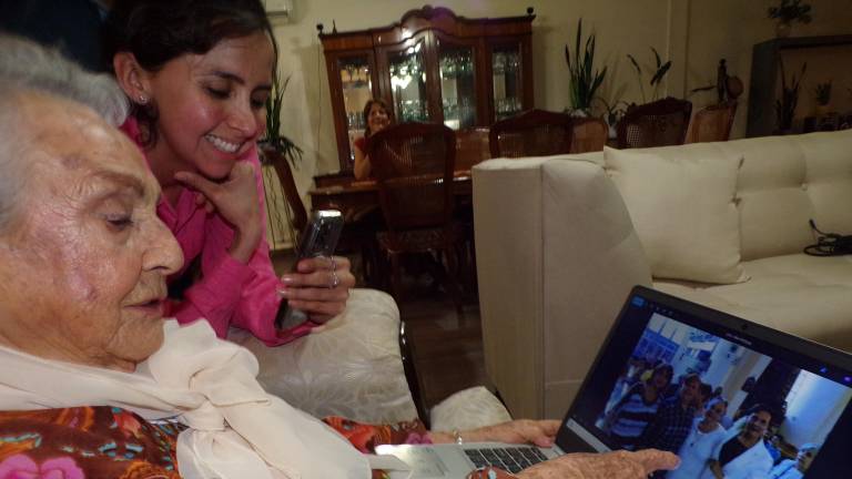 $!La Tía Coco revisa fotografías de antaño, asegura que siempre lleva a Saltillo en el corazón.