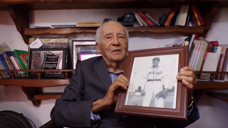 $!﻿El profesor Berrueto muestra un retrato de sus tiempos como beisbolista, donde inclusive jugó en Estados Unidos.
