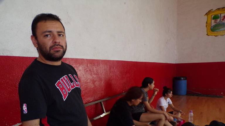 $!Rafael Cervantes, persona con discapacidad, en el gimnasio donde entrena a un equipo de básquetbol femenil