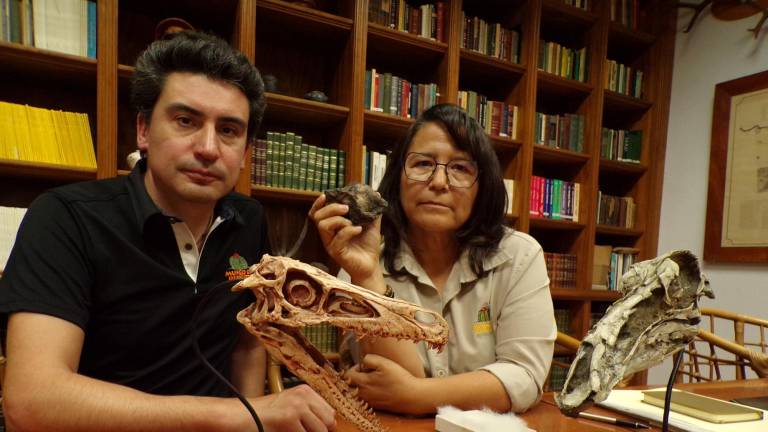 $!Los paleontólogos del Museo del Desierto, Héctor Rivera y Martha Aguillón, esperan para desentrañar la historia del fémur.