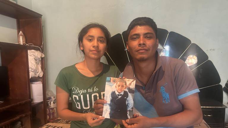 $!Los padres de Anuel muestran orgullosos una foto de su hijo. Aseguran que tuvo un propósito en la vida y acercarlos más a Dios.