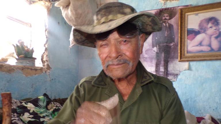 $!﻿José Luis Bustos García, Jefe Bustos, posa en su casa en el desierto potosino, donde se ha dedicado a ser guía de peyoteros.