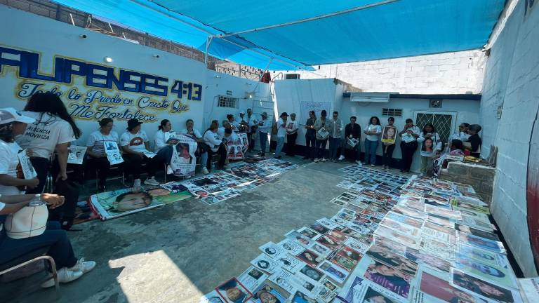 $!Integrantes de la Búsqueda Nacional en Vida extienden los retratos de sus desaparecidos en un centro de rehabilitación de Coahuila.