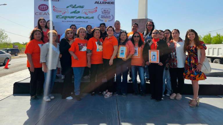 $!Familias de la región de los Cinco Manantiales y el colectivo Alas de Esperanza, durante la conmemoración número 14 de la masacre de Allende.
