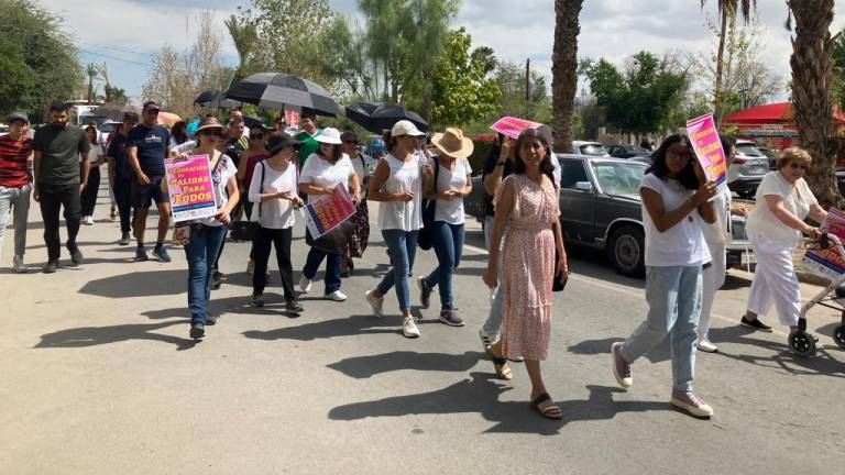 $!Las manifestaciones en todo el país han sido parte del tema relacionado con los libros de texto gratuitos, y Torreón y Saltillo han tenido sus respectivas protestas en contra de los libros de la 4T.