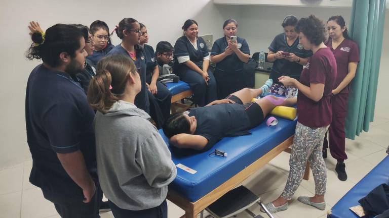 $!En la imagen, Sophia Diemer de 36 años, fue traída a México para enseñar técnicas de fisioterapia a estudiantes de la Universidad Politécnica de Quintana Roo.