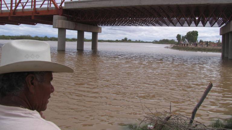 $!﻿Imagen de la avenida del río Nazas en 2008, una de seis que se han registrado desde la creación de las presas.