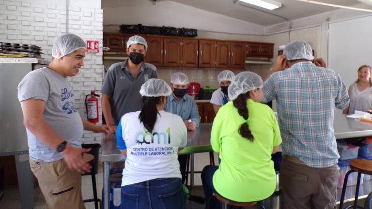 $!En el CAM, un grupo de personas con alguna discapacidad, realizan labor de autoempleo ante los obstáculos de conseguir empleo en las empresas.