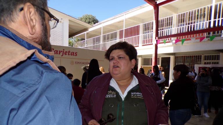 $!Aída Mata Quiñones, delegada de Programas del Bienestar, en una entrega de tarjetas bancarias a escuelas. Niega problemas con el programa La Escuela es Nuestra