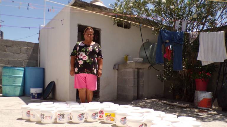 $!Doña Juana María Vázquez tiene que acarrear agua todos los días en estas tinas para satisfacer sus necesidades de alimentación e higiene en su domicilio