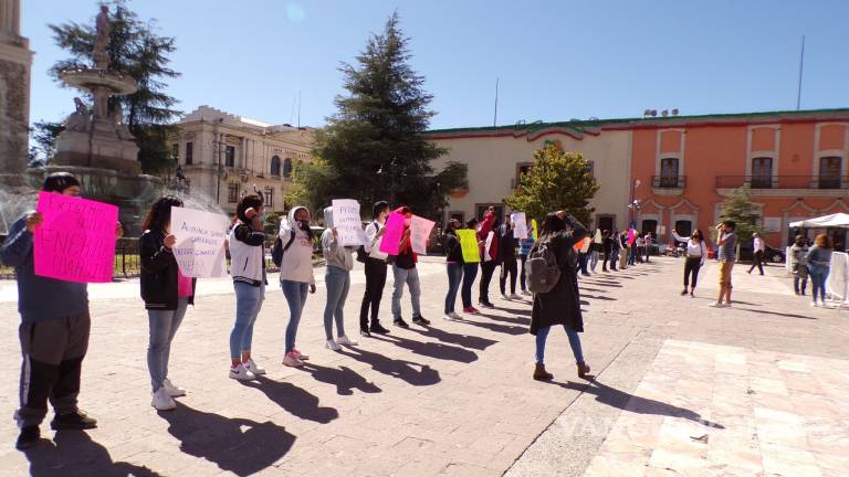 Realizan jóvenes plantón en Saltillo para exigir internet y poder tomar clases en línea