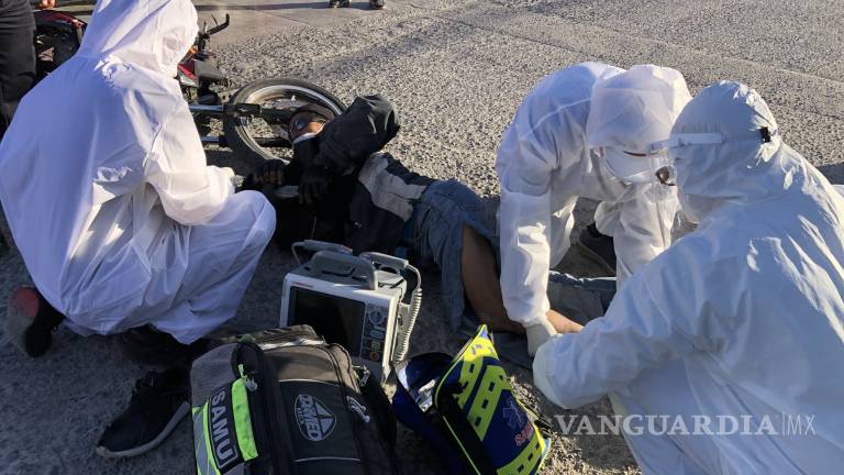 Joven conductor quita derecho de paso a motociclista y lo manda al hospital