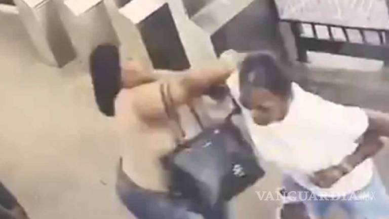 Mujer asesina a otra en pleno metro, tras discusión (video)