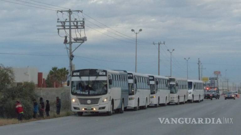 Caravana Migrante parte de Saltillo en 49 autobuses; van rumbo a Piedras Negras y Nuevo León