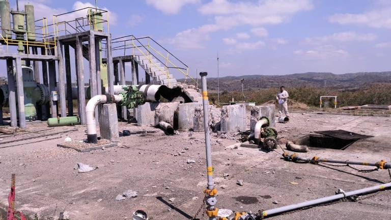 La explosión de un ducto de Pemex, ubicado en Loma Larga, municipio de El Barrio de la Soledad, en la región del Istmo de Tehuantepec, Oaxaca, dejó un saldo preliminar de tres personas fallecidas y seis lesionadas.