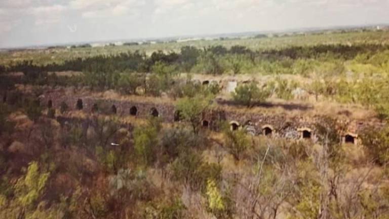 $!La imagen muestra los restos de lo que eran los hornos de coque del antiguo mineral de El Hondo, donde mineros mexicanos y extranjeros dieron su vida para extraer el carbón que alimentó el ferrocarril.