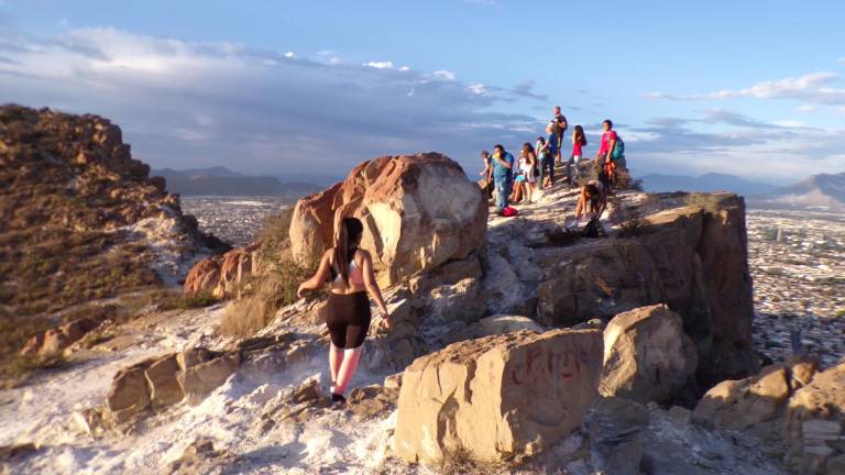 $!Al atardecer se aprecia un grupo de 20 senderistas que suben el Cerro del Pueblo, como forma de ejercicio.