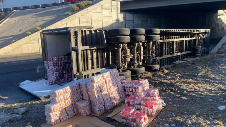 Un tráiler volcó durante la madrugada al incorporarse a la carretera Saltillo-Monterrey, generando caos vial.