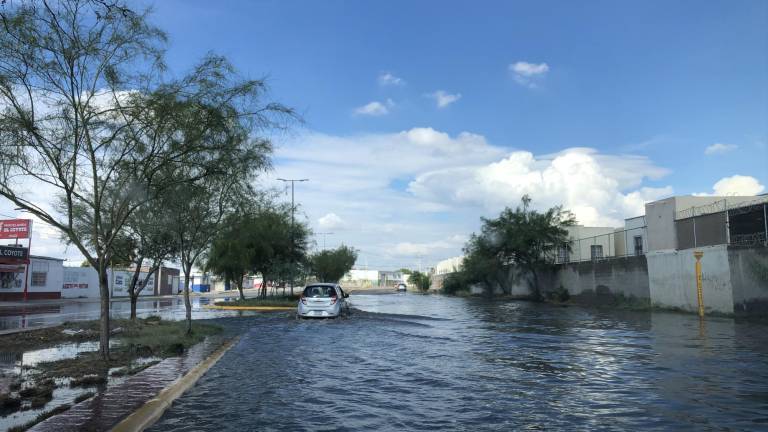 $!La superficie plana de la ciudad de Torreón es uno de los factores para que el agua se estanque.