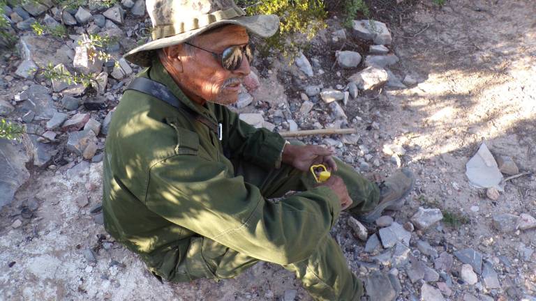 $!El Jefe Bustos descansa en su caminata, porque a sus 80 años, está ciego de un ojo y sus pies ya no le responden como hace 40 años.