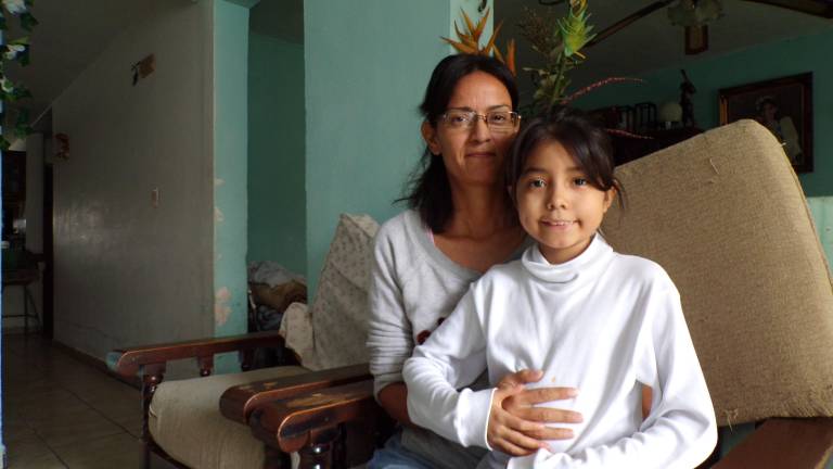 $!Sandra Bonillas trabaja para solventar la enfermedad de Jimena y de otras dos hijas adolescentes, y no ha podido afiliar a su hija al Seguro Social