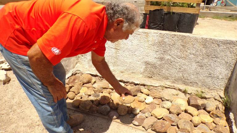 $!Carmino García Ramírez comenzó a acumular piedras en su casa y terminó montando una exposición.