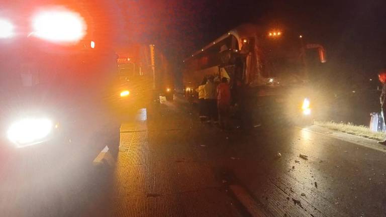 Choque entre un autobús de Omnibus y un tráiler en Galeana, Nuevo León, dejó nueve pasajeros lesionados sobre la carretera 57