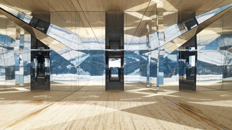 $!Mirage Gstaad, la sorprendente casa de los espejos que está en las montañas de Suiza