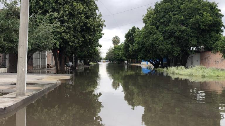 $!Las famosas lluvias ‘atípicas’ suelen tener estragos y problemas típicos para la ciudadanía, pues la ciudad se colapsa en muchos sectores.