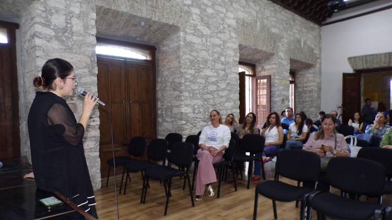 $!Familias integrantes de la asociación Juntos de la Mano reciben una charla informativa.
