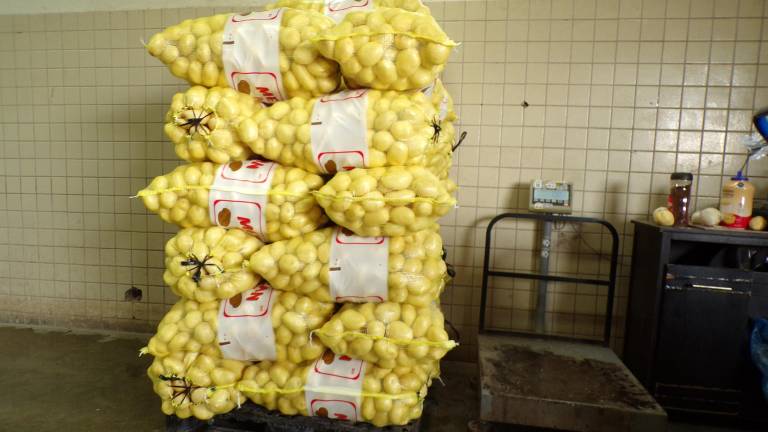 $!La papa mexicana, una de las mejores, llega a los supermercados del país, donde inflan los precios lo que provoca menos consumo.