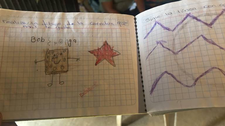 $!Emanuel muestra el cuaderno de la escuela de su hijo Anuel. En él hay un dibujo de Bob Esponja.