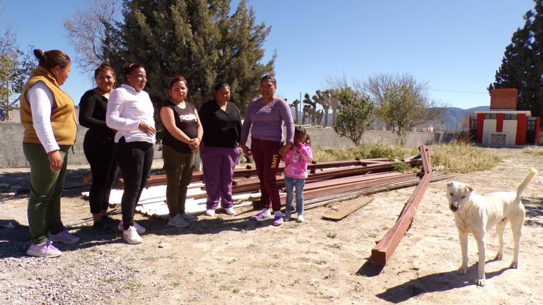 $!Madres de la escuela Lázaro Cárdenas en Patagalana posan frente al material de obras que fracasaron.