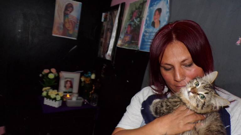 $!La mamá Rocío y la gatita Michina esperan un regreso que no se dará. Evelyn fue asesinada a sus cortos 16 años.