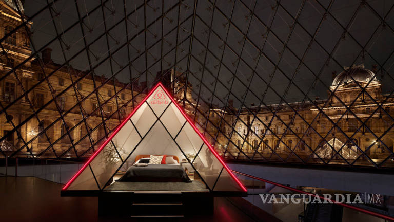 Airbnb ofrece a las personas la oportunidad de dormir bajo la emblemática pirámide de cristal en el Louvre de París