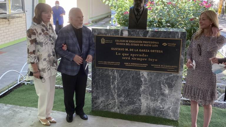 Carmen Bortoni, esposa de Gustavo M. de la Garza Ortega, el busto del filántropo regio en el CONALEP y Bárbara Herrera de Garza.