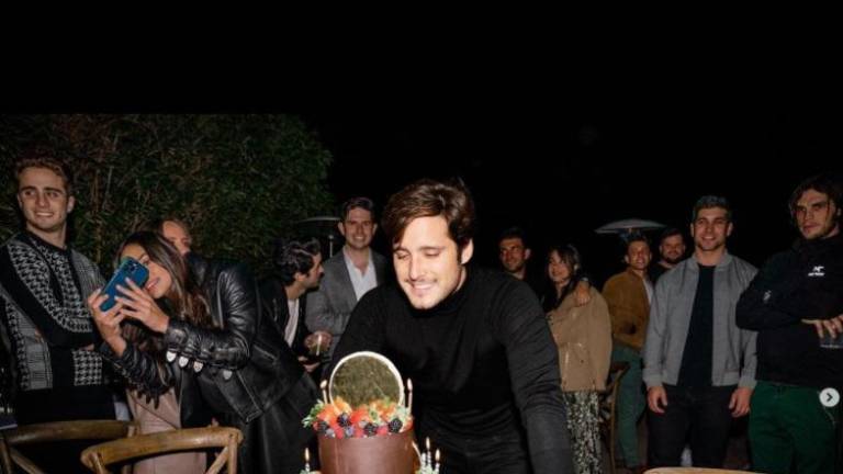 $!En esta foto Diego mostró su pastel de cumpleaños.