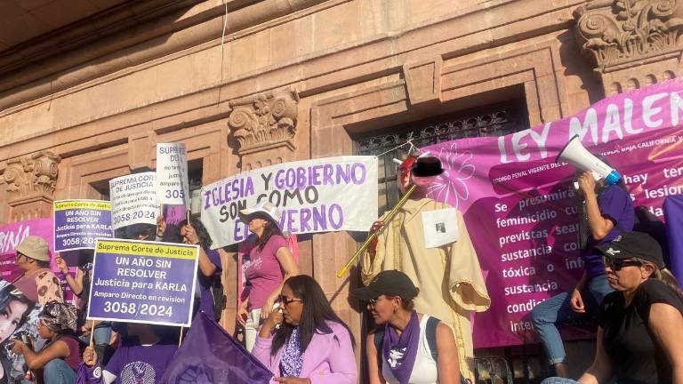 $!En el pasado 8M la señora Oralia, madre de la presunta víctima, se manifestó con consignas en contra del profesor de física.