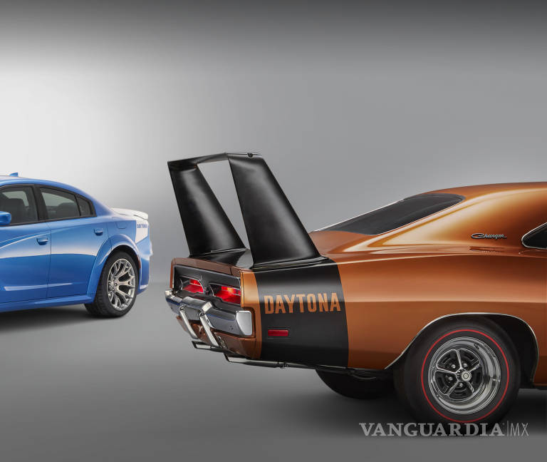 $!Dodge Charger SRT Hellcat Widebody Daytona 50 Anniversary, una 'fiera' color azul con 717 hp